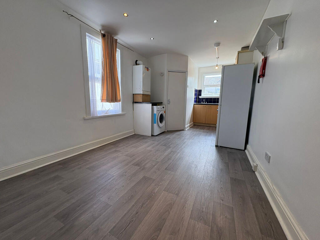 2 bed 1st Floor Flat for rent in London. From Hills Estate - Ilford
