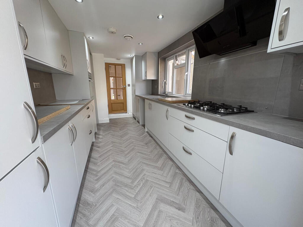 4 bed Mid Terraced House for rent in Ilford. From Hills Estate - Ilford
