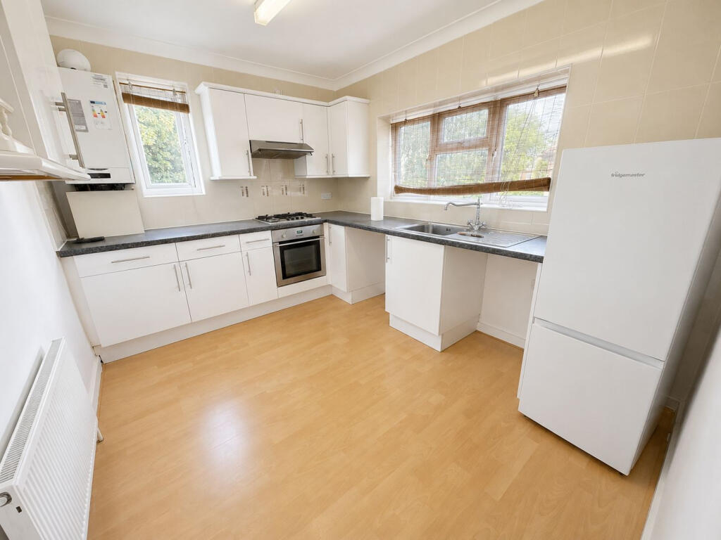 2 bed 1st Floor Flat for rent in Ilford. From Hills Estate - Ilford
