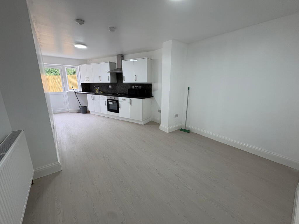 5 bed Bungalow for rent in Ilford. From Hills Estate - Ilford