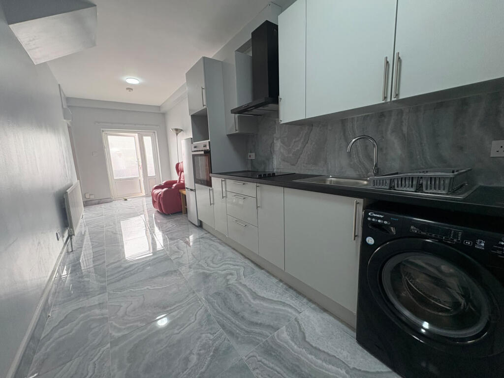 4 bed Studio for rent in London. From Hills Estate - Ilford