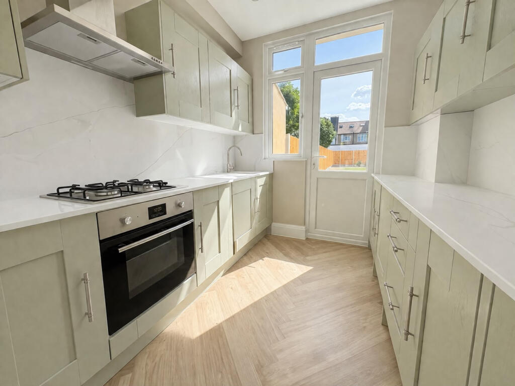 3 bed Mid Terraced House for rent in Ilford. From Hills Estate - Ilford 3 bed Mid Terraced House for rent in Ilford. From Hills Estate - Ilford
