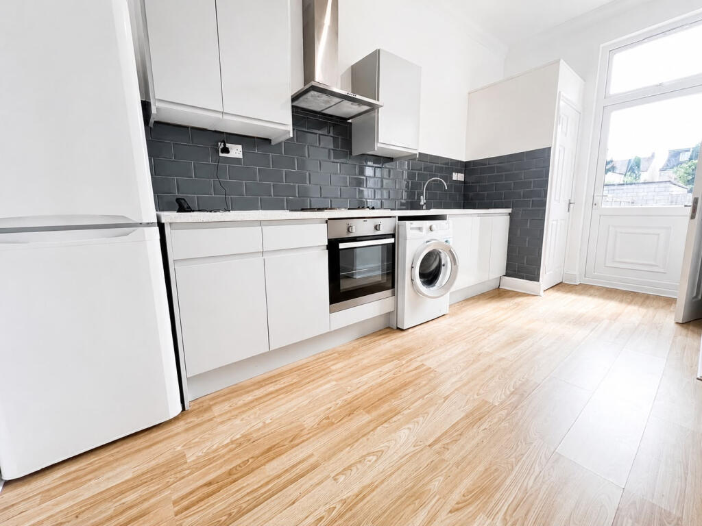 2 bed 1st Floor Flat for rent in Ilford. From Hills Estate - Ilford