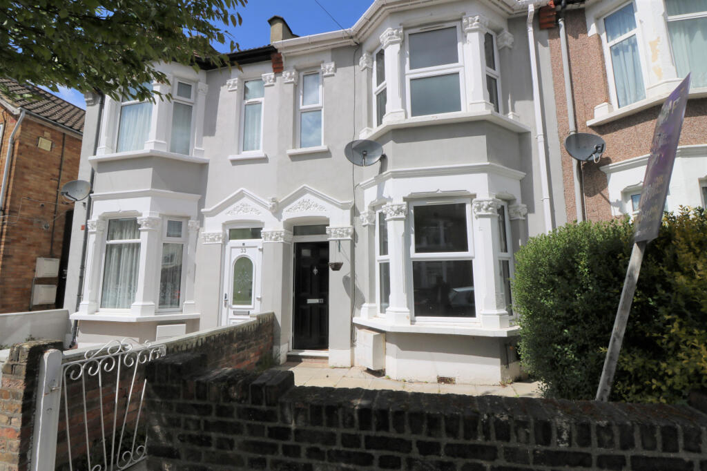 5 bed Mid Terraced House for rent in Ilford. From Hills Estate - Ilford 5 bed Mid Terraced House for rent in Ilford. From Hills Estate - Ilford