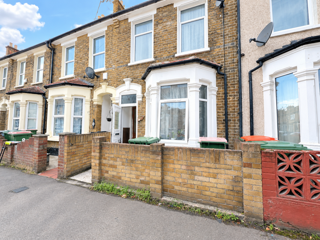 3 bed Mid Terraced House for rent in London. From Hills Estate - Ilford 3 bed Mid Terraced House for rent in London. From Hills Estate - Ilford
