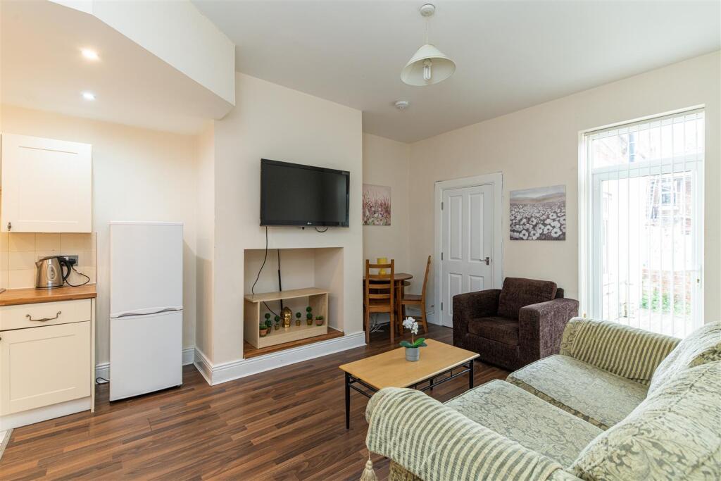 3 bed 1st Floor Flat for rent in Newcastle upon Tyne. From Hive Estates - Newcastle upon Tyne