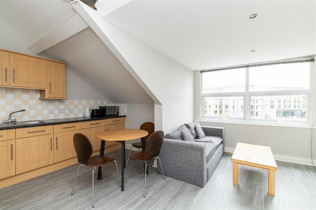 3 bed 1st Floor Flat for rent in Newcastle upon Tyne. From Hive Estates - Newcastle upon Tyne
