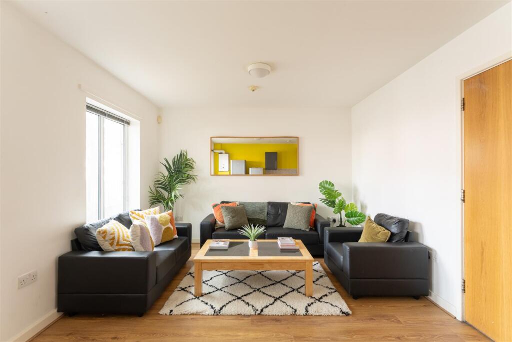 3 bed 1st Floor Flat for rent in Newcastle upon Tyne. From Hive Estates - Newcastle upon Tyne