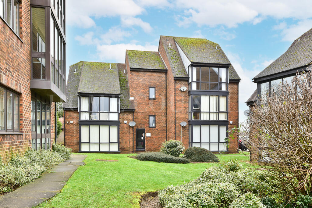 2 bed Apartment for rent in Potters Bar. From Home Counties - Potters Bar