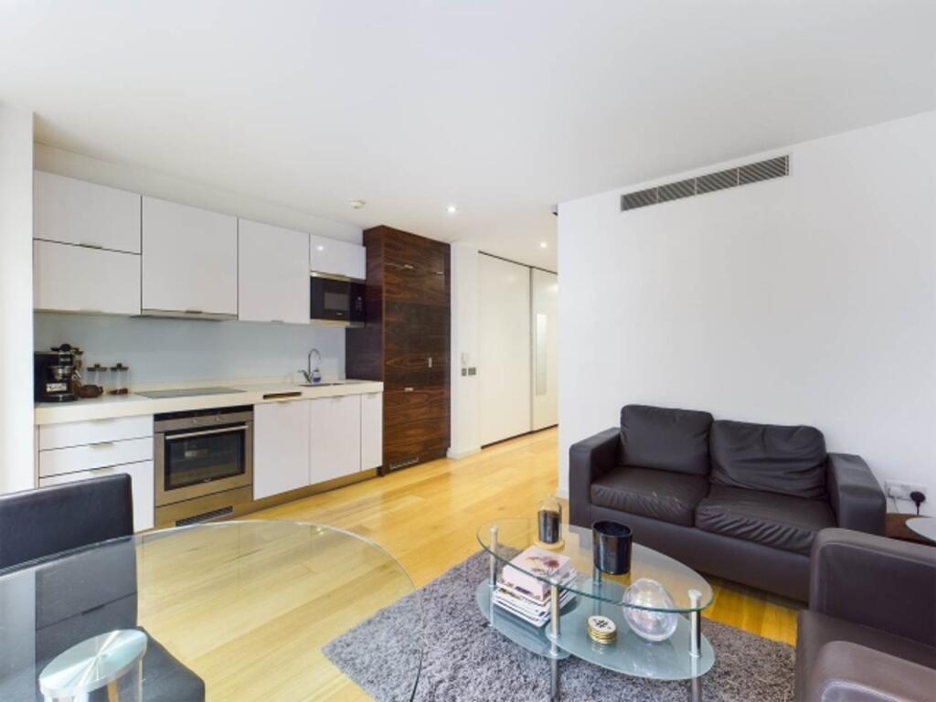 4 bed Studio for rent in Poplar. From Equity London LTD - Eltham