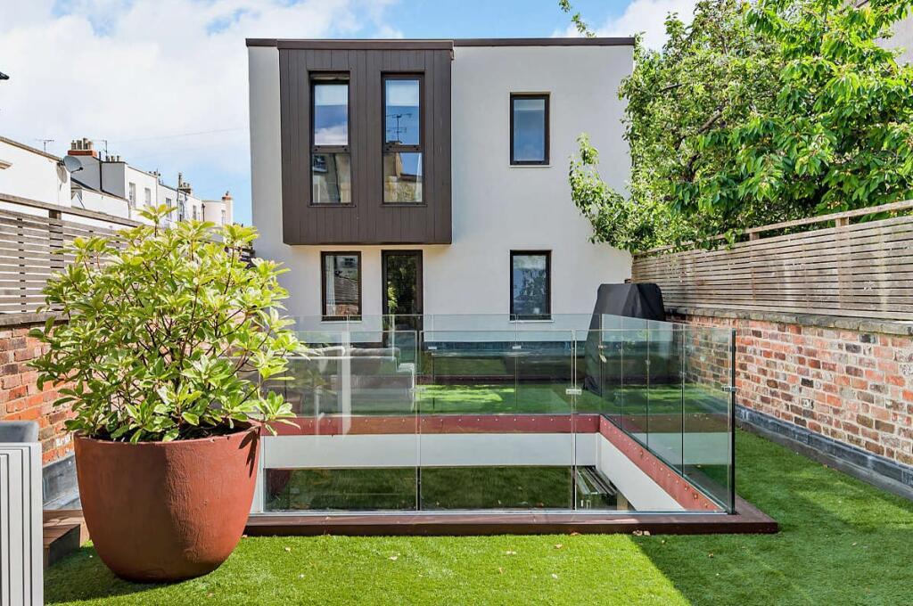 5 bed Detached for rent in Cheltenham. From Errington Smith Town and Village Properties (Residential Sales - Lettings and Property Management) - Cheltenham