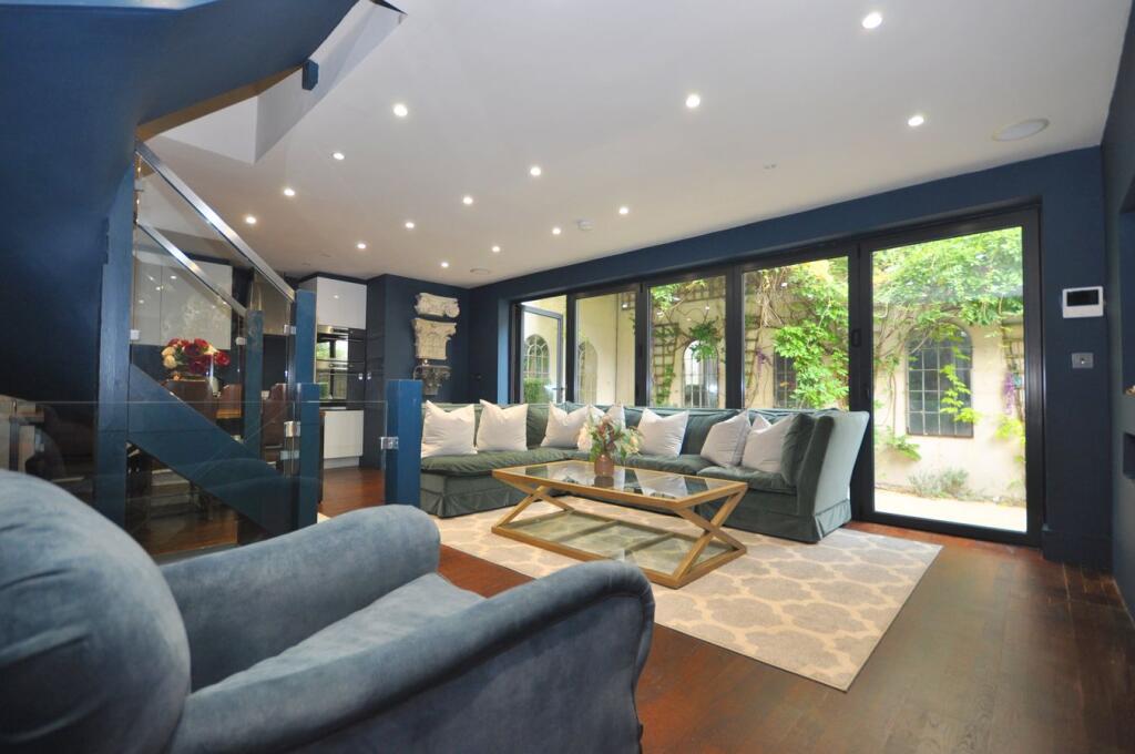 3 bed Town House for rent in Cheltenham. From Errington Smith Town and Village Properties (Residential Sales - Lettings and Property Management) - Cheltenham