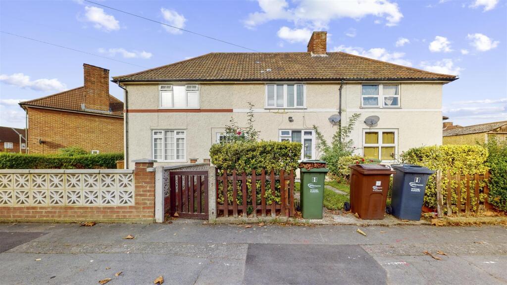3 bed Mid Terraced House for rent in Dagenham. From Hunters - Chadwell Heath