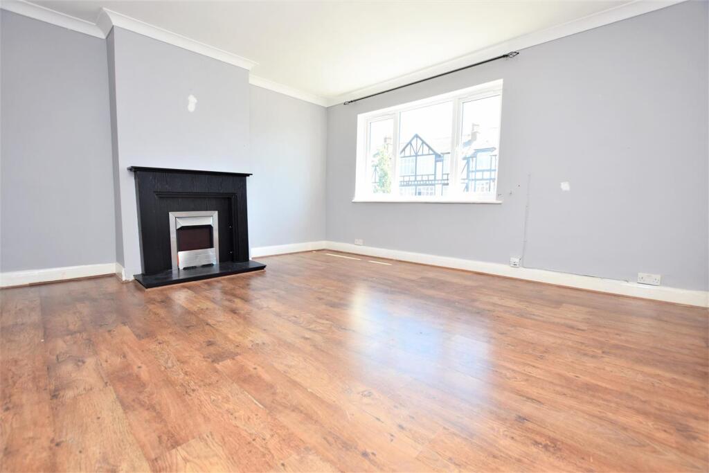 3 bed 1st Floor Flat for rent in Romford. From Hunters - Chadwell Heath