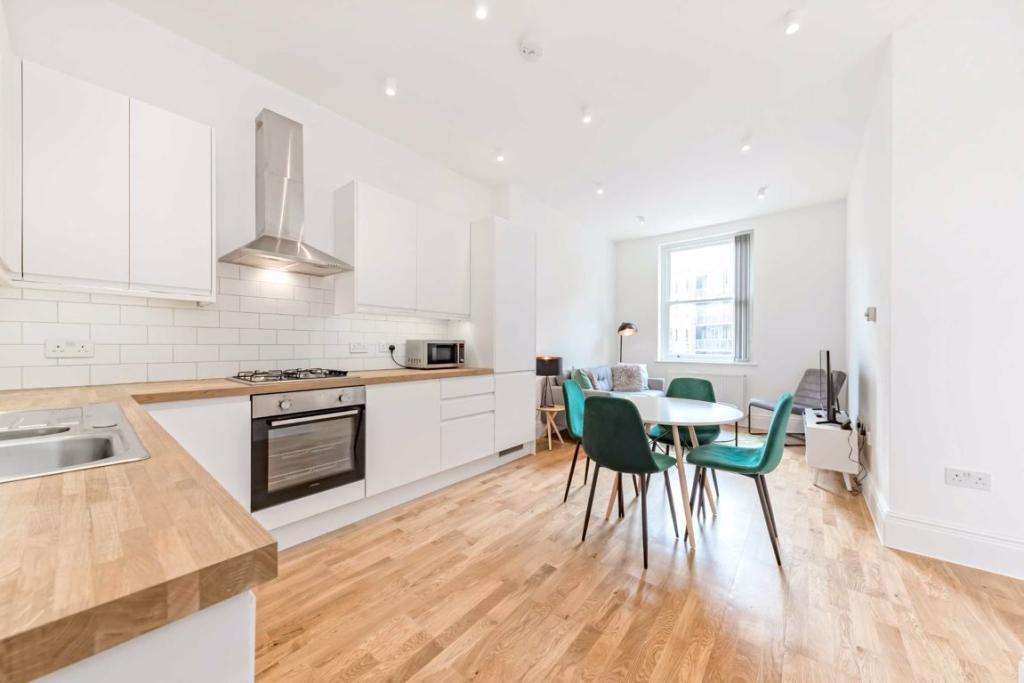3 bed 1st Floor Flat for rent in Poplar. From Hunters - Plaistow