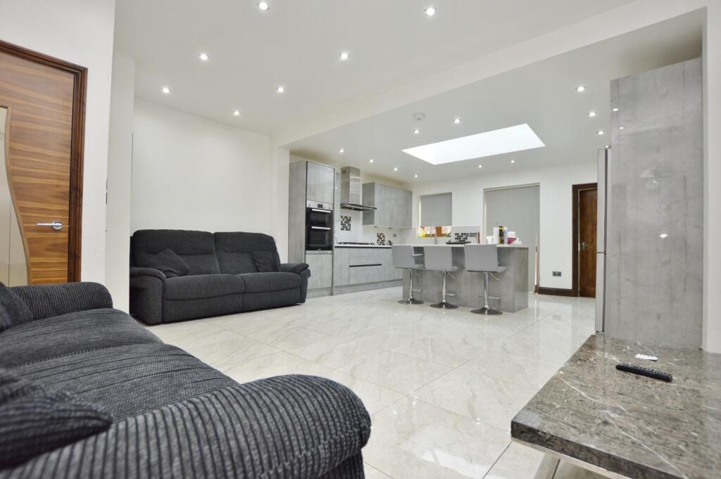 3 bed Detached for rent in East Ham. From Hunters - Plaistow 3 bed Detached for rent in East Ham. From Hunters - Plaistow