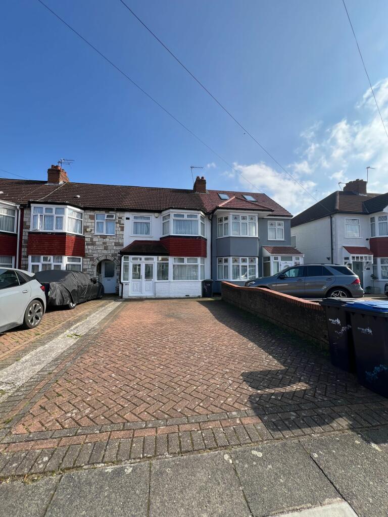 3 bed Mid Terraced House for rent in London. From IC Property - Edmonton