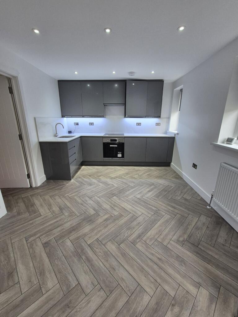 2 bed 1st Floor Flat for rent in Wormley West End. From IC Property - Edmonton