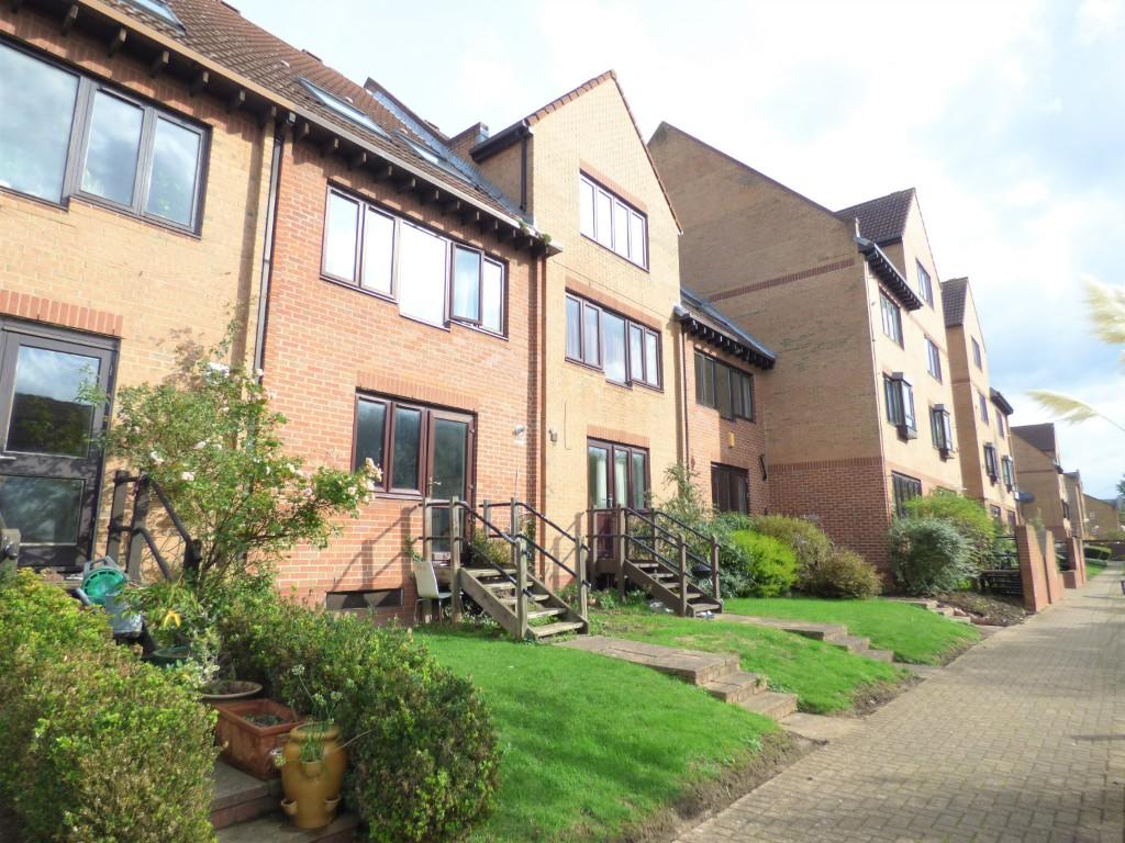 3 bed Mid Terraced House for rent in London. From Inner City Estates