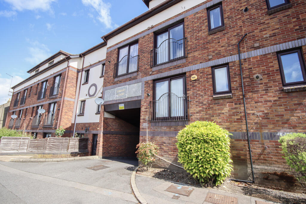 4 bed 1st Floor Flat for rent in Blue Bell Hill. From Family Homes Sales & Lettings - Sittingbourne 4 bed 1st Floor Flat for rent in Blue Bell Hill. From Family Homes Sales & Lettings - Sittingbourne