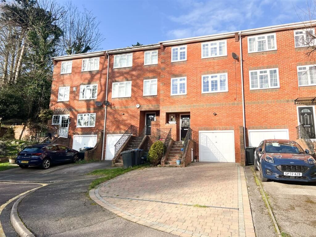 4 bed Town House for rent in Croydon. From James Chiltern - Croydon