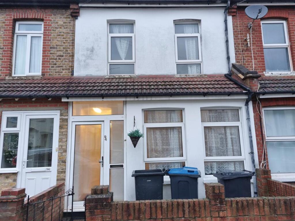 2 bed Mid Terraced House for rent in Croydon. From James Chiltern - Croydon