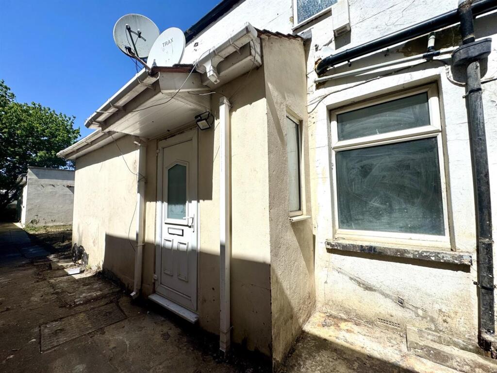1 bed Annexe for rent in Croydon. From James Chiltern - Croydon