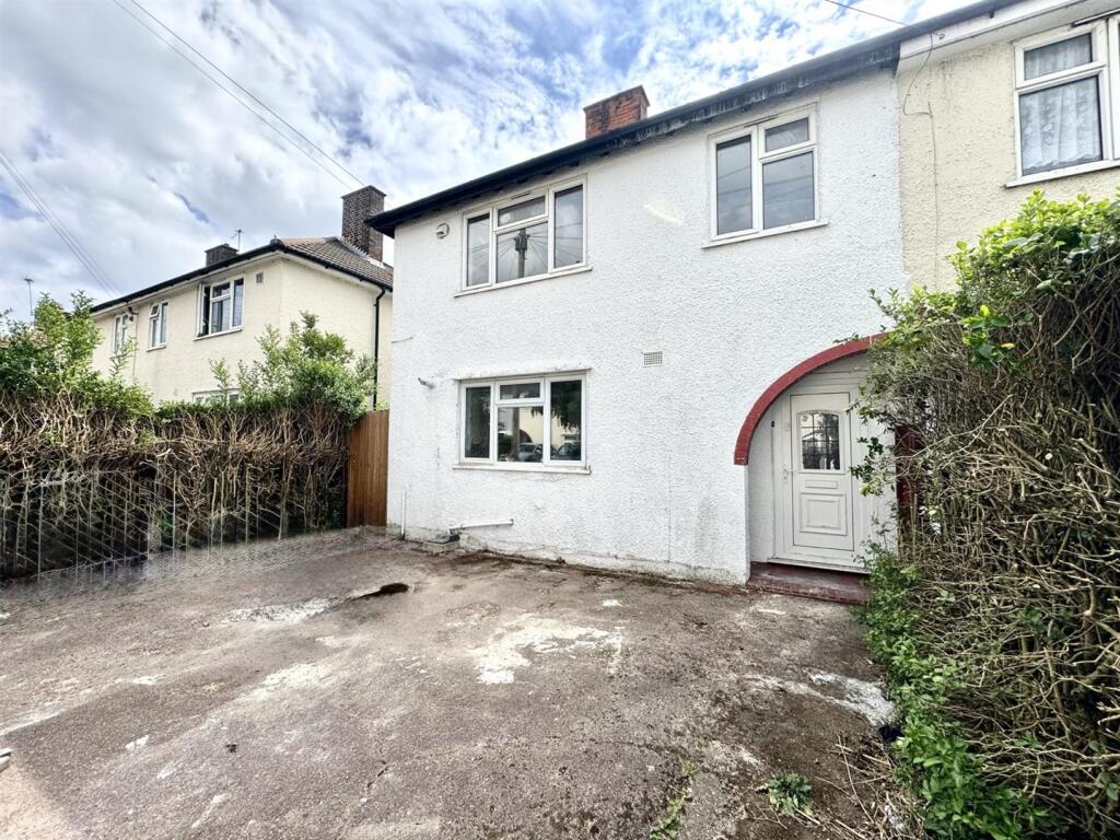 3 bed End of Terrace for rent in Croydon. From James Chiltern - Croydon