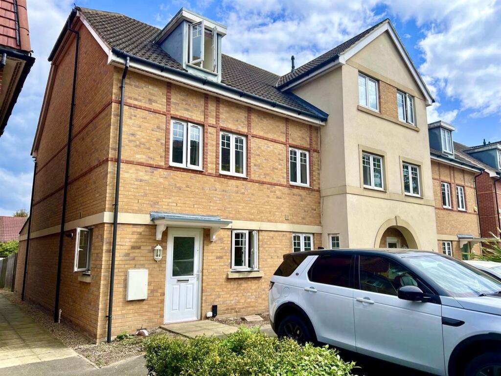 3 bed Town House for rent in Mitcham. From James Chiltern - Croydon 3 bed Town House for rent in Mitcham. From James Chiltern - Croydon