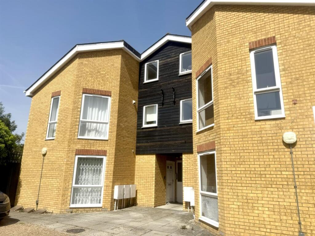 1 bed 1st Floor Flat for rent in Redhill. From James Chiltern - Croydon