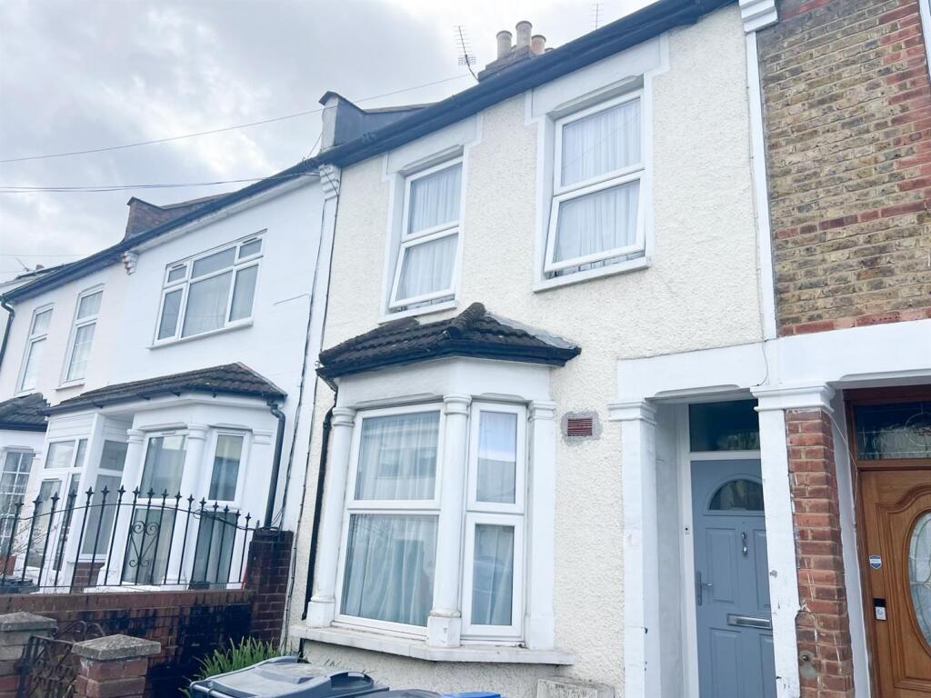 2 bed Mid Terraced House for rent in Croydon. From James Chiltern - Croydon
