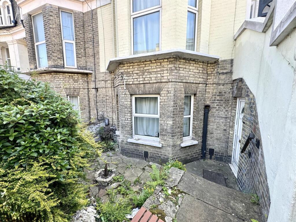 1 bed Annexe for rent in Croydon. From James Chiltern - Croydon