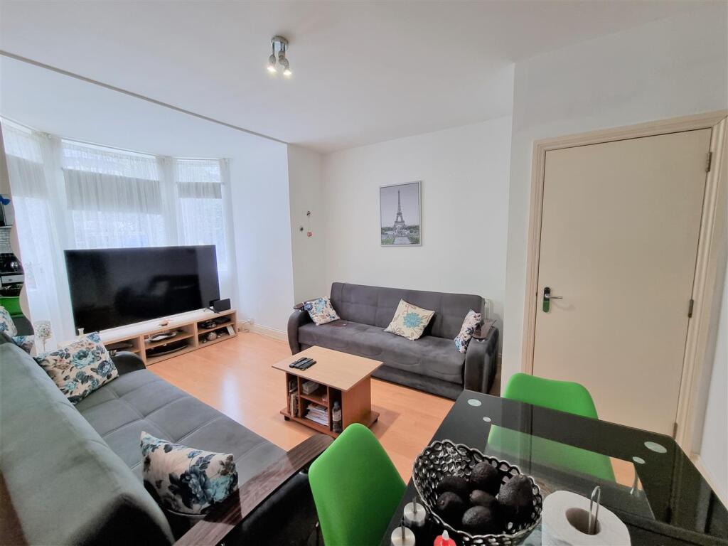 2 bed 1st Floor Flat for rent in Croydon. From James Chiltern - Croydon
