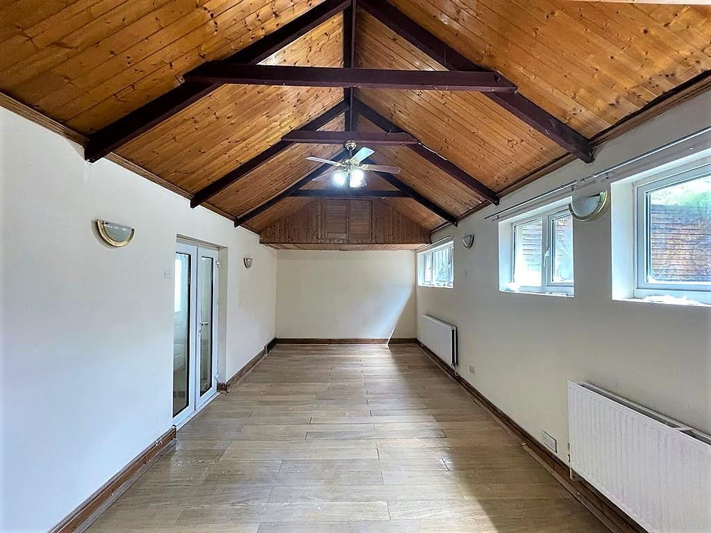 3 bed Mid Terraced House for rent in Croydon. From James Chiltern - Croydon