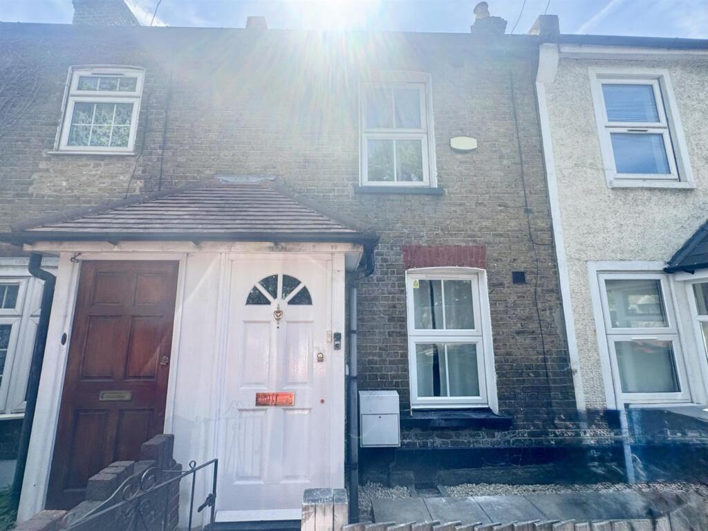 2 bed Mid Terraced House for rent in Croydon. From James Chiltern - Croydon 2 bed Mid Terraced House for rent in Croydon. From James Chiltern - Croydon
