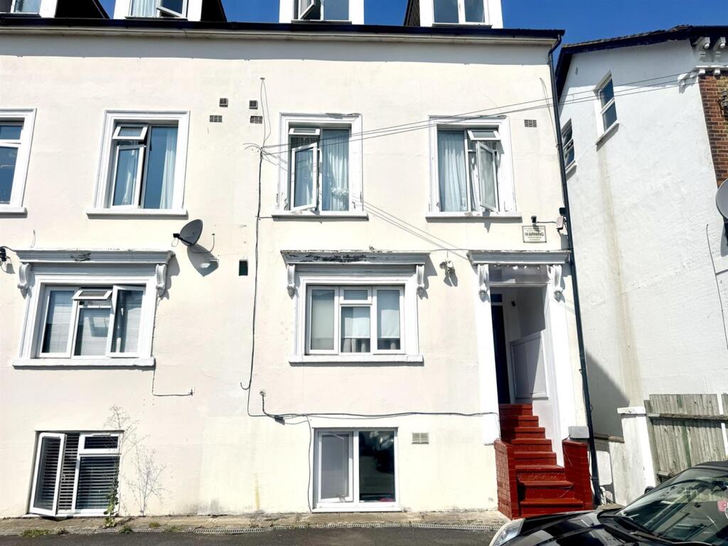 2 bed 1st Floor Flat for rent in Croydon. From James Chiltern - Croydon