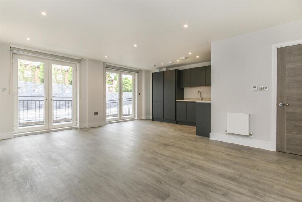 3 bed Apartment for rent in Friern Barnet. From James Edward - Highbury