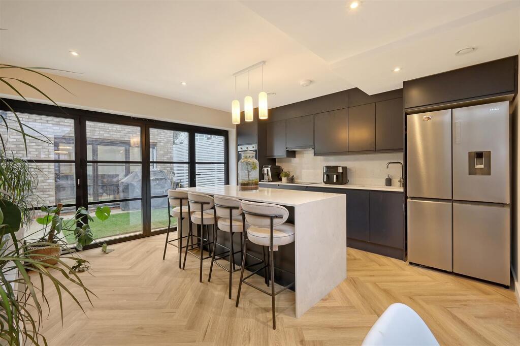 3 bed Detached for rent in Tottenham. From James Edward - Highbury 3 bed Detached for rent in Tottenham. From James Edward - Highbury