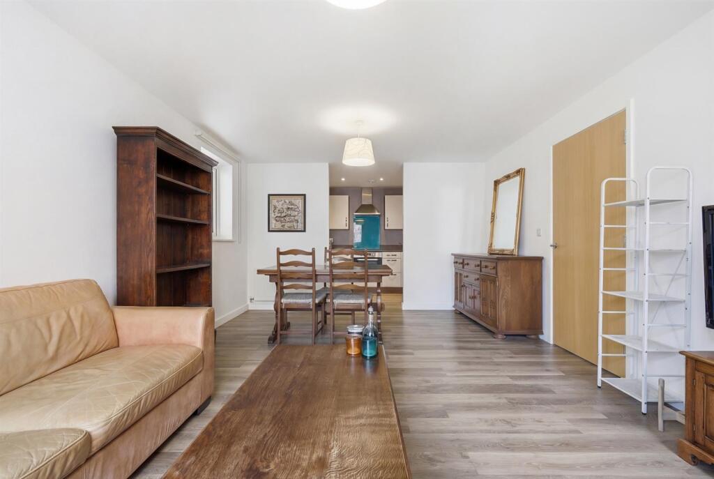 3 bed 1st Floor Flat for rent in Stoke Newington. From James Edward - Highbury 3 bed 1st Floor Flat for rent in Stoke Newington. From James Edward - Highbury