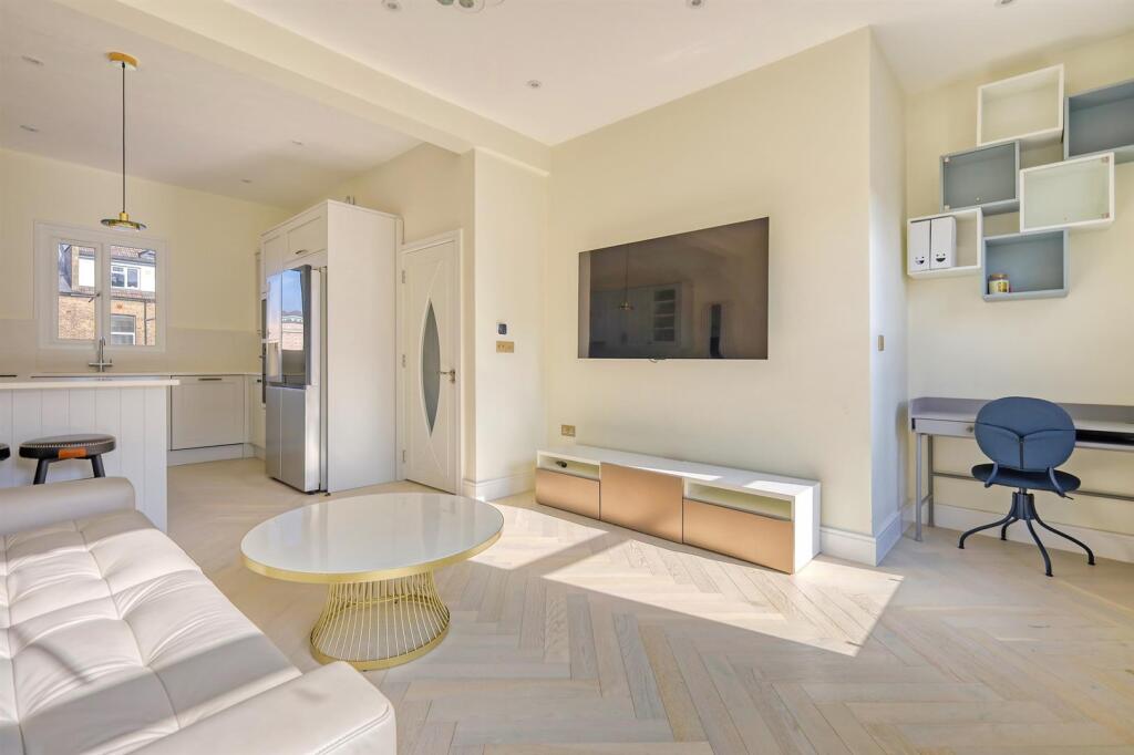 3 bed Apartment for rent in Stoke Newington. From James Edward - Highbury