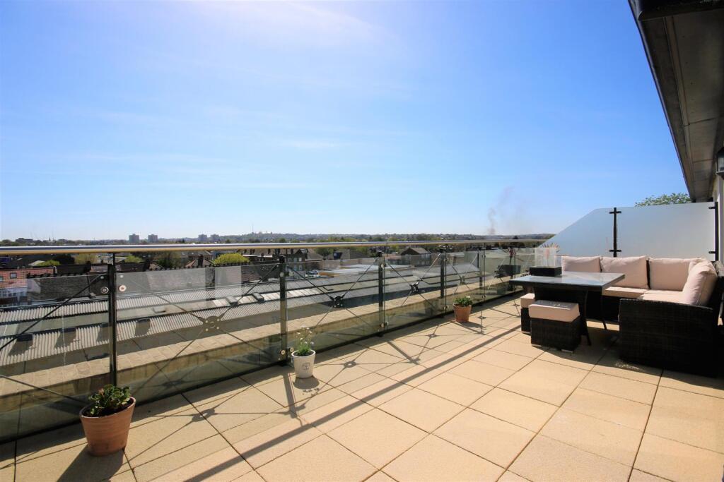 1 bed Penthouse for rent in Wood Green. From James Edward - Highbury