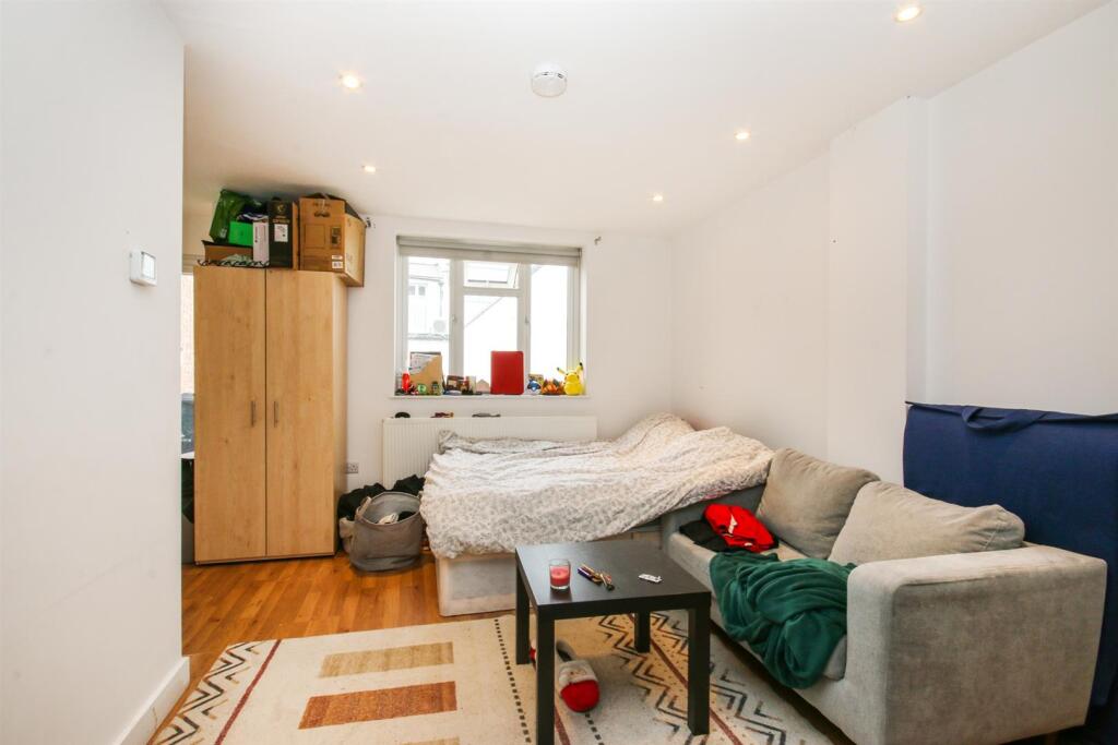 4 bed Detached for rent in Stoke Newington. From James Edward - Highbury