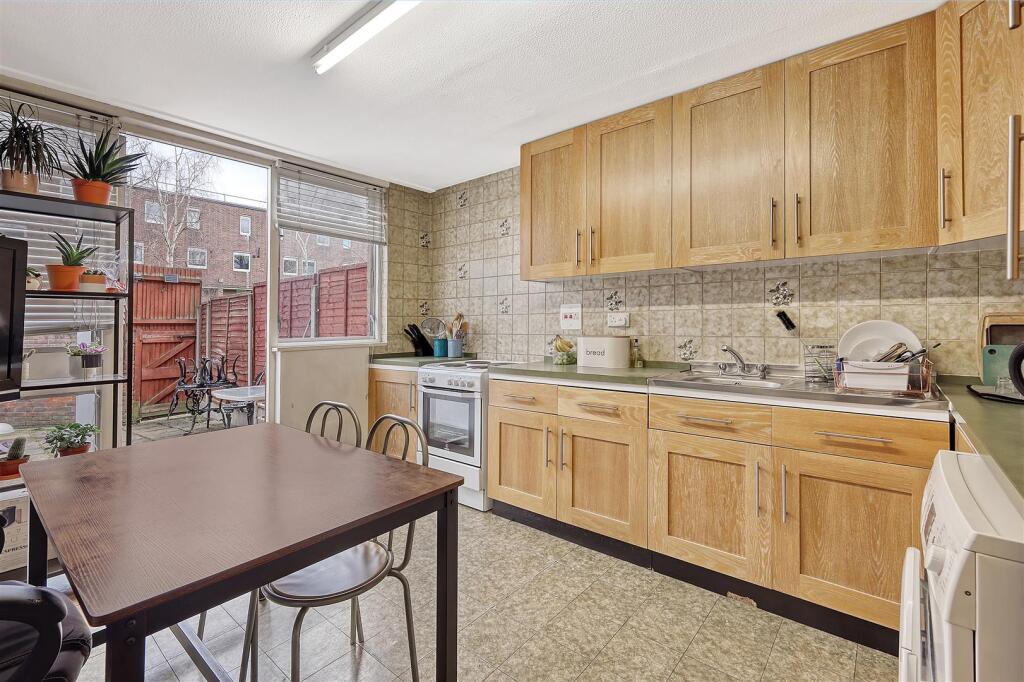 4 bed Detached for rent in Hornsey. From James Edward - Highbury