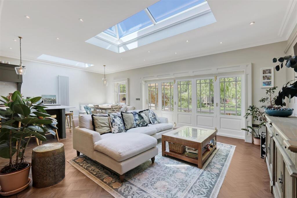 5 bed Detached for rent in Chingford. From James Edward - Highbury 5 bed Detached for rent in Chingford. From James Edward - Highbury