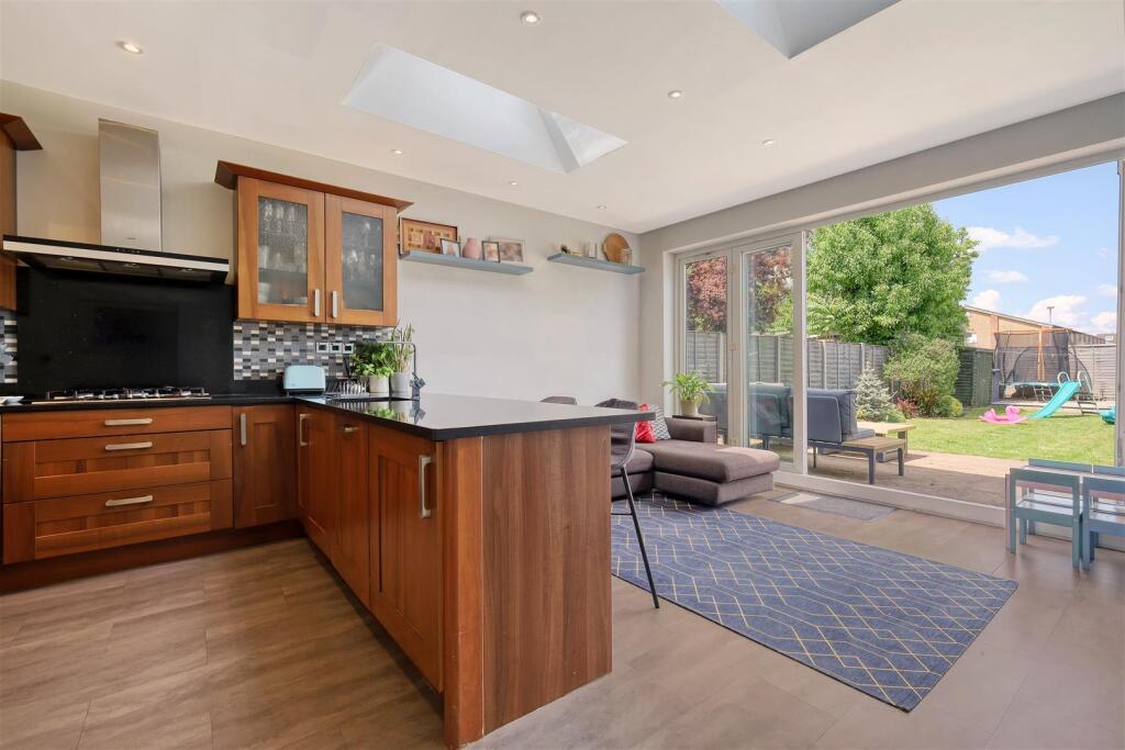 5 bed Detached for rent in Wood Green. From James Edward - Highbury 5 bed Detached for rent in Wood Green. From James Edward - Highbury