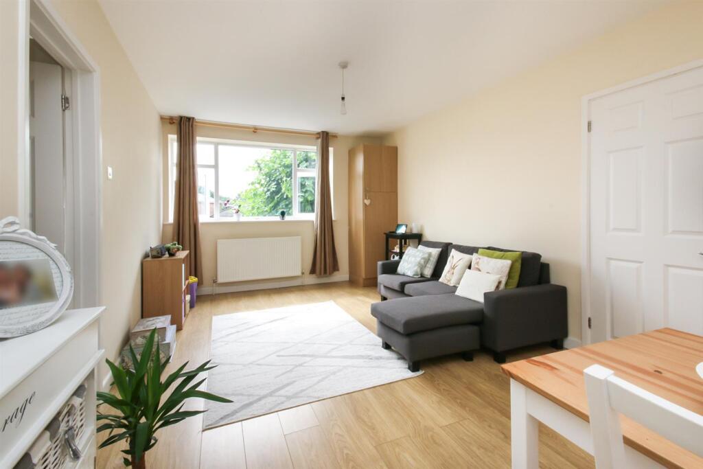 2 bed 1st Floor Flat for rent in Wood Green. From James Edward - Highbury