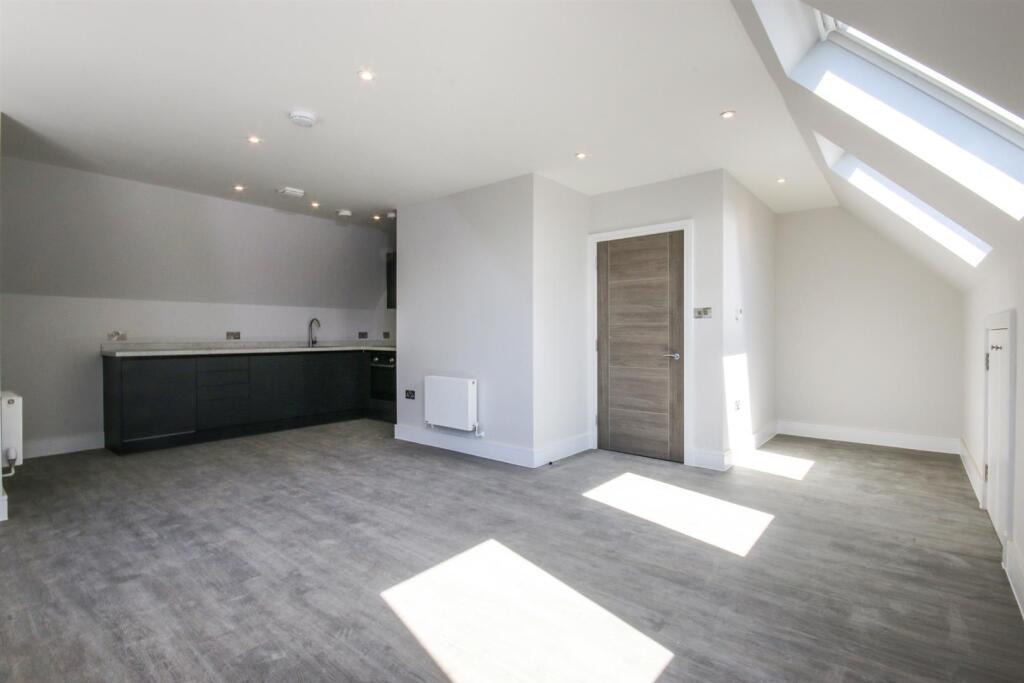 4 bed Apartment for rent in Friern Barnet. From James Edward - Highbury