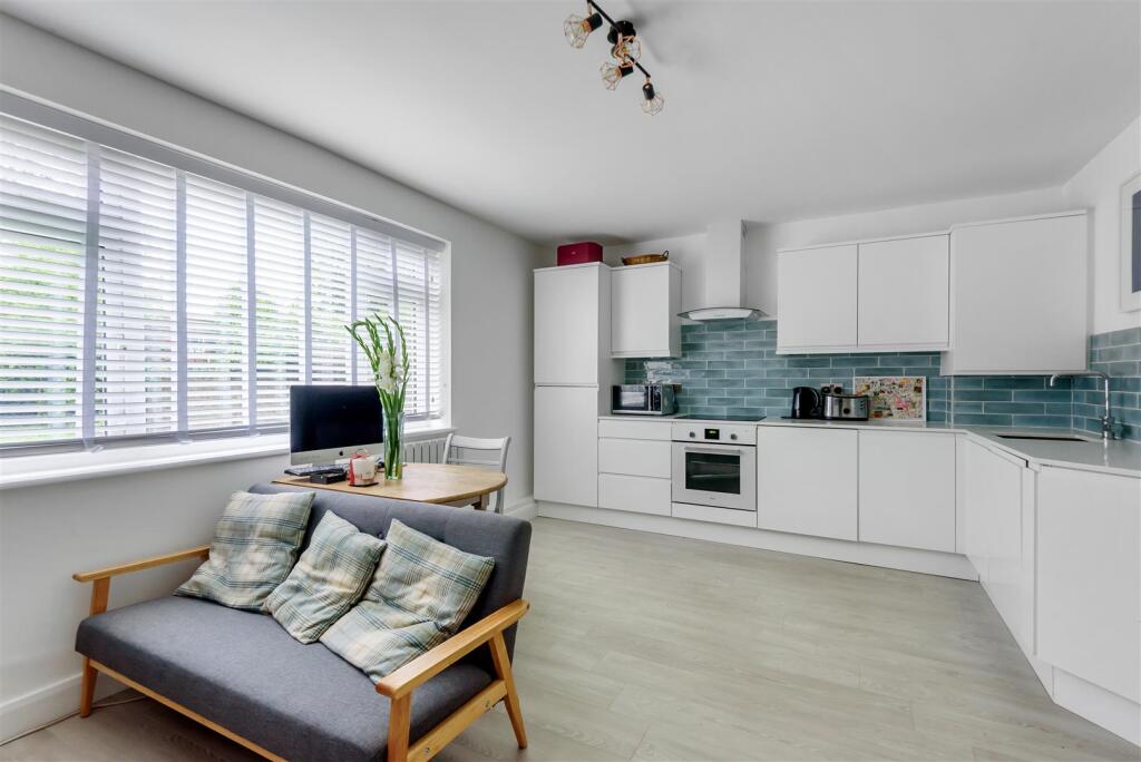 2 bed Apartment for rent in Wood Green. From James Edward - Highbury