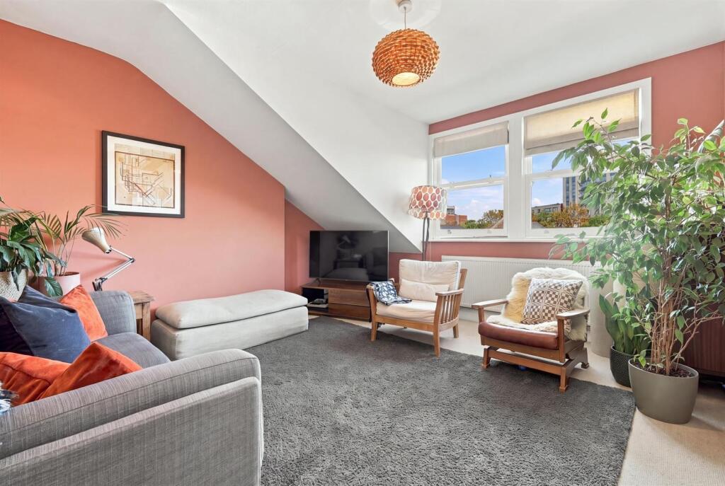 2 bed 1st Floor Flat for rent in Stoke Newington. From James Edward - Highbury