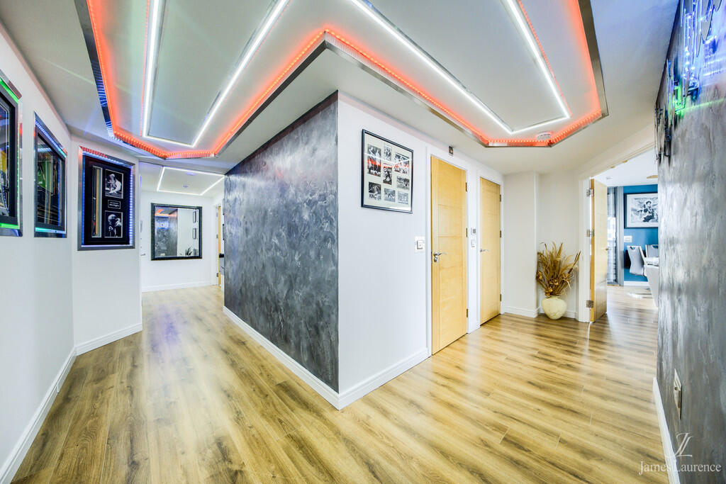 2 bed Penthouse for rent in Birmingham. From James Laurence Sales and Lettings - Birmingham